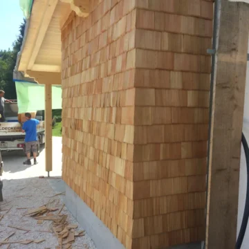 Fassade mit Holzschindel