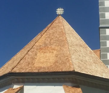 Kirchturm mit Schindeldach Detailansicht