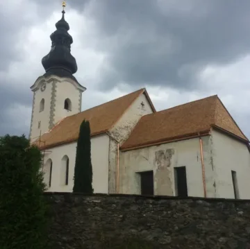Kirche mit Schindeldach