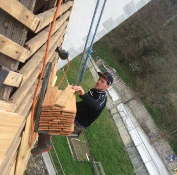 Schindeldecker bei der Arbeit